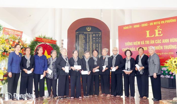 Ban tổ chức tặng quà cho các nữ kháng chiến, cựu chiến binh tại buổi lễ. Ảnh: Văn Tâm
