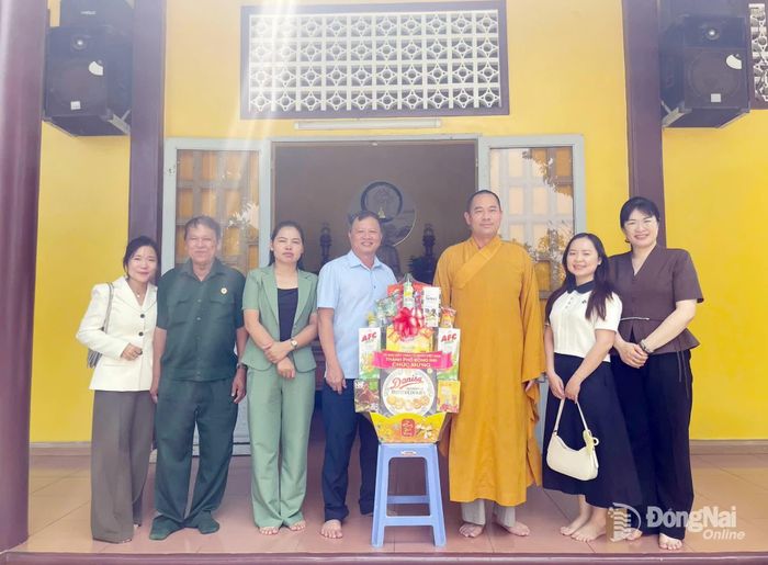 Phó Chủ tịch Ủy ban MTTQ Việt Nam thành phố Nguyễn Tấn Phú cùng đoàn công tác tặng quà Đại đức Thích Đạt Ma Toàn Hạnh, Phó Trưởng ban Trị sự giáo hội Phật giáo Việt Nam thành phố, Ủy viên Ủy ban Trung ương MTTQ Việt Nam (Thiền viện Trúc Lâm Nhật Quang, phường Long Bình). Ảnh: Trần Thanh