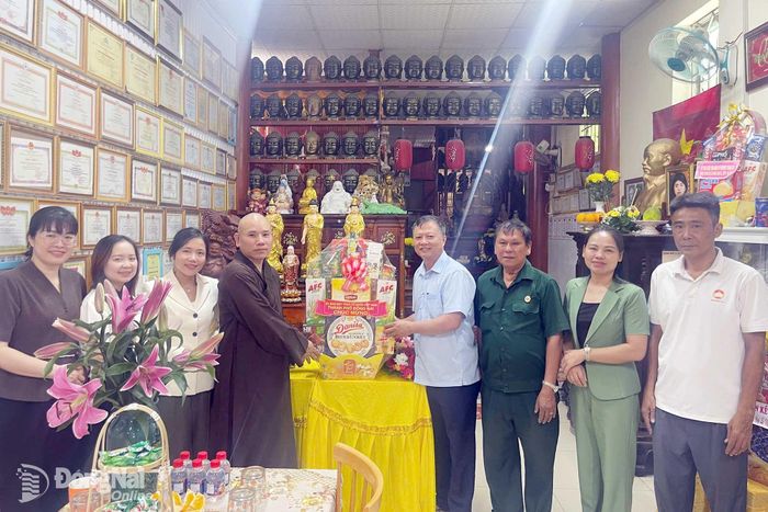 Phó Chủ tịch Ủy ban MTTQ Việt Nam thành phố Nguyễn Tấn Phú cùng đoàn công tác tặng quà Đại đức Thích An Thuận, Phụ trách Phật đường Pháp Tuyền, phường Trảng Dài. Ảnh: Trần Thanh