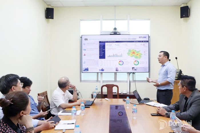 Đại diện Công ty TNHH Iotlink (Thành phố Hồ Chí Minh) giới thiệu một số giải pháp chuyển đổi số tại buổi làm việc. Ảnh: Thanh Cảnh