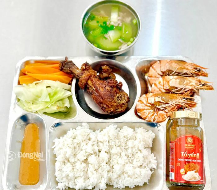 Bữa cơm Công đoàn tại Công ty TNHH Pou Sung Việt Nam Ảnh: CĐ