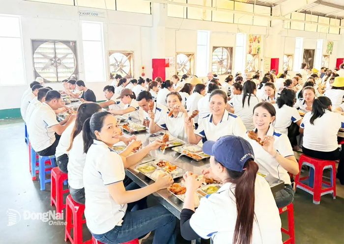 Công nhân Công ty TNHH Pou Sung Việt Nam tham gia Bữa cơm Công đoàn. Ảnh: CĐ