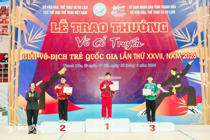Vận động viên Trần Đăng Khoa (thành phố Đồng Nai) giành huy chương vàng nội dung quyền tự chọn tay không nhóm 15-17 tuổi. Ảnh: ĐVCC
