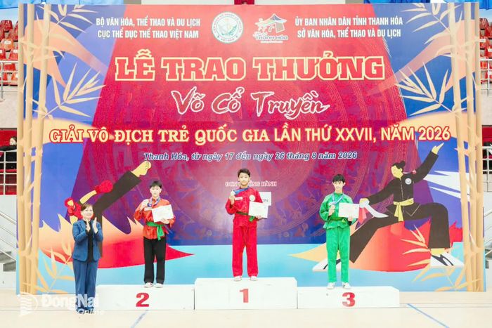 Vận động viên thành phố Đồng Nai Lê Hải Bình trên bục nhận huy chương vàng nội dung tự chọn binh khí ngắn đơn nhóm 11-14 tuổi. Ảnh: ĐVCC