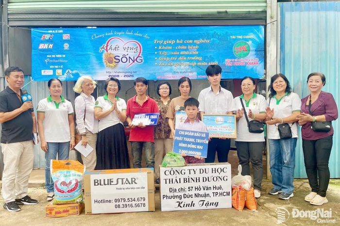 Nghĩa tình của cộng đồng còn đong đầy qua những món quà thiết thực như: ti vi, bếp ga và nhu yếu phẩm… dành tặng gia đình anh Cang. Ảnh: Thu Hiền