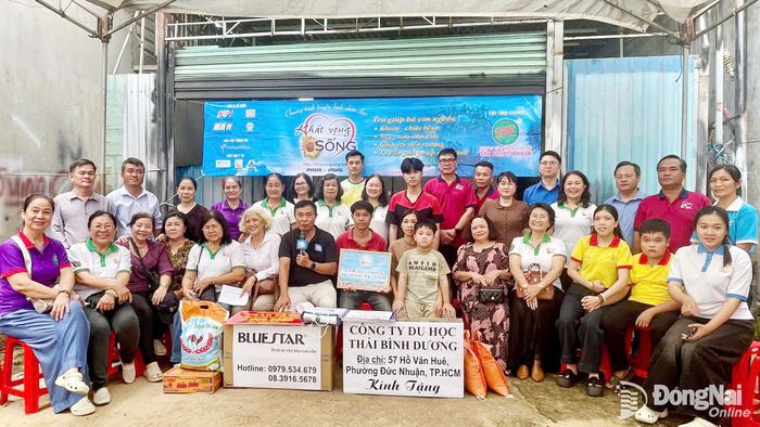 Khoảnh khắc xúc động từ chương trình "Khát vọng sống" mang phép màu vực dậy tương lai cho gia đình anh Cang. Ảnh: Thu Hiền