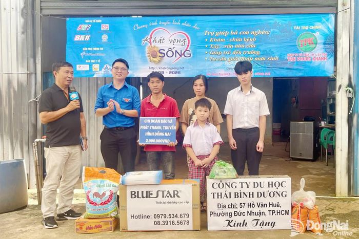 Chi đoàn Báo và Phát thanh, Truyền hình Đồng Nai tiếp sức cho gia đình anh Cang thêm vững lòng bước qua nghịch cảnh. Ảnh:Thu Hiền