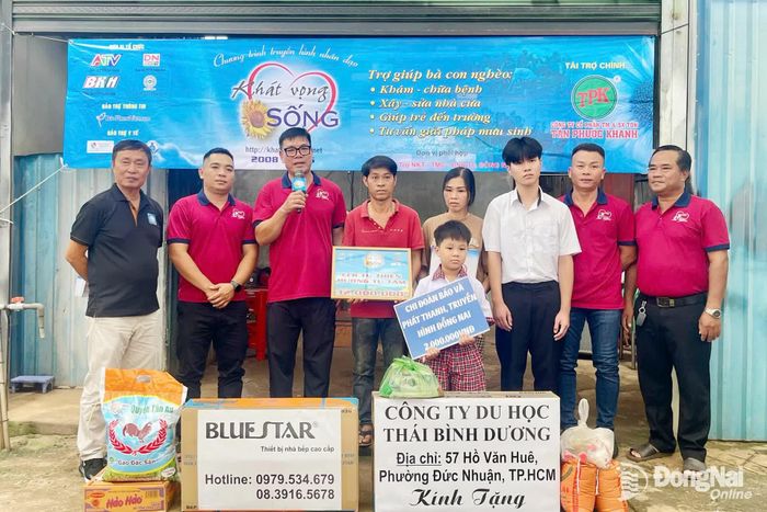 Câu lạc bộ Hương Từ Tâm (thành phố Đồng Nai) trao bảng đơn vị tiêu biểu với số tiền vận động 32 triệu đồng. Ảnh: Thu Hiền