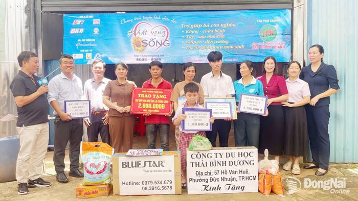 Lãnh đạo chính quyền phường Phước Bình và Ban điều hành khu phố 6 thăm hỏi, trao tận tay gia đình anh Cang những món quà nghĩa tình. Ảnh: Thu Hiền