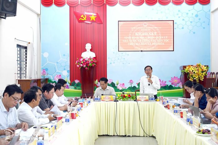 Phó Bí thư Thường trực Đảng ủy xã Phú Hòa Đinh Kim Tuấn thông tin thêm về nội dung đoàn quan tâm. Ảnh: Phạm Quang