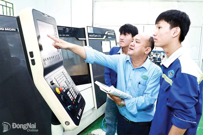 Sinh viên Trường cao đẳng Công nghệ quốc tế Lilama 2 thực hành trên máy CNC hiện đại. Ảnh tư liệu