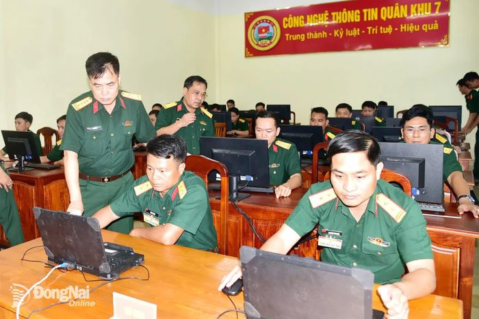 Sau khai mạc, các thí sinh bước vào nội dung thi nhận thức. Ảnh: Lê Hoan