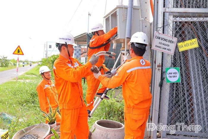 Nhân viên Điện lực Chợ Gạo kiểm tra, bảo trì thiết bị tại trạm điện, chủ động xử lý các nguy cơ mất an toàn trong mùa mưa bão.