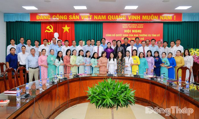 Đồng chí Châu Thị Mỹ Phương chụp ảnh lưu niệm cùng tập thể Ban Tuyên giáo Tỉnh ủy.
