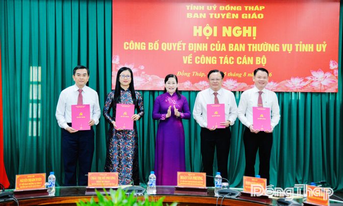 Đồng chí Châu Thị Mỹ Phương trao các Quyết định của Ban Thường vụ Tỉnh ủy về công tác cán bộ Ban Tuyên giáo Tỉnh ủy.