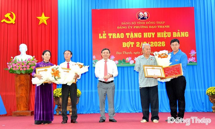 Đồng chí Phan Văn Thắng trao Huy hiệu 65 năm tuổi Đảng, Khánh vàng, tặng hoa và Huy hiệu 35 năm tuổi Đảng, tặng hoa cho các đồng chí vinh dự được nhận.