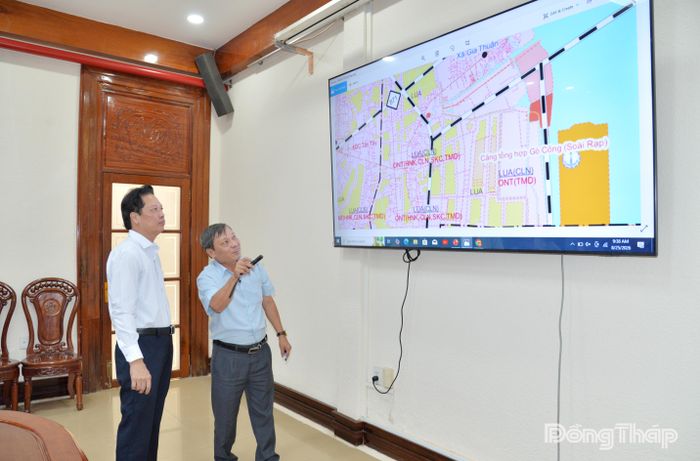 Lãnh đạo Ban Quản lý dự án đầu tư xây dựng công trình giao thông thông tin về vị trí dự kiến xây dựng khu tái định cư Dự án Tuyến đường bộ ven biển đoạn qua địa phận tỉnh.