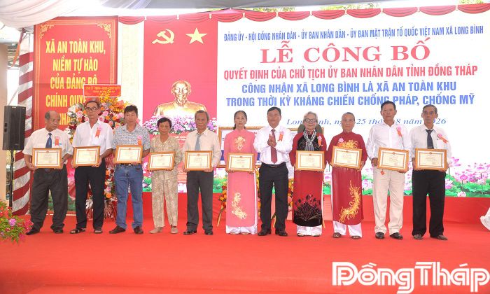 Đồng chí Võ Ngọc Tân, Bí thư Đảng ủy, Chủ tịch HĐND xã Long Bình trao Giấy khen cho các cá nhân có thành tích tiêu biểu trong chiến đấu bảo vệ Tổ quốc giai đoạn trước năm 1975.