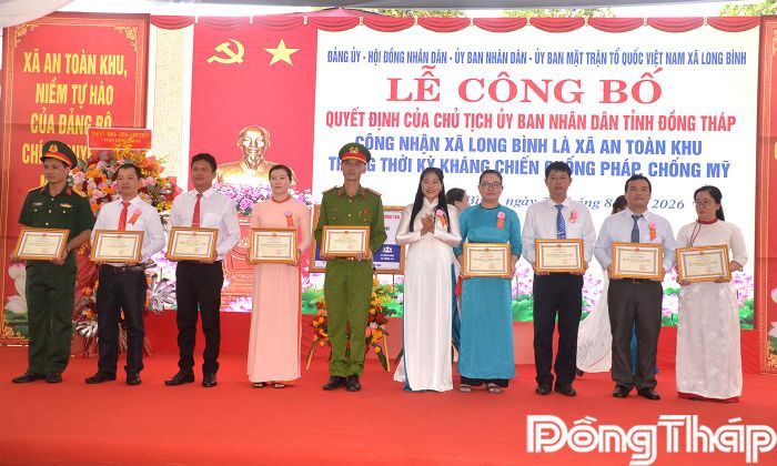  Đồng chí  Đỗ Thị Kiều Oanh, Phó Bí thư Thường trực Đảng ủy xã Long Bình trao Giấy khen cho các tập thể có thành tích trong xây dựng Hồ sơ khoa học xã An toàn khu.