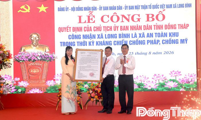 Đồng chí Trần Thanh Nguyên trao Quyết định của Chủ tịch UBND tỉnh Đồng Tháp công nhận Long Bình là xã An toàn khu.