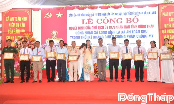  Đồng chí Huỳnh Thị Kim Huệ, Phó Bí thư Đảng ủy, Chủ tịch UBND xã Long Bình trao Giấy khen cho các cá nhân có thành tích trong xây dựng Hồ sơ khoa học xã An toàn khu.
