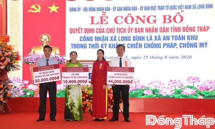 Đại diện lãnh đạo Agribank Chi nhánh Gò Công Tây trao bảng tượng trưng học bổng cho đại diện lãnh đạo các trường học.