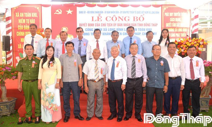 Lãnh đạo tỉnh cùng các đồng chí nguyên lãnh đạo tỉnh Tiền Giang (cũ), nguyên lãnh đạo huyện Gò Công Tây (cũ), các đại biểu chụp ảnh lưu niệm với lãnh đạo xã Long Bình.