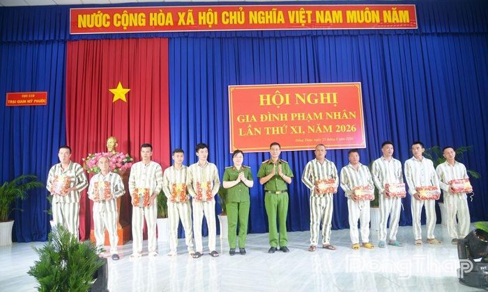 Trao quà động viên phạm nhân có hoàn cảnh khó khăn, không có người thân thăm gặp.