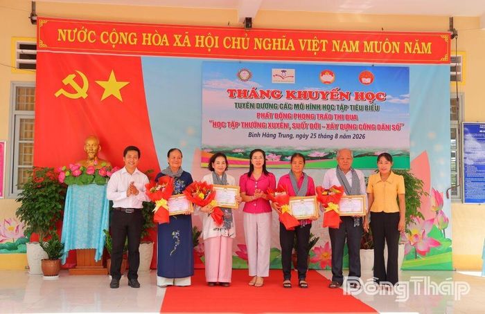 Đồng chí Võ Thị Tuyết Hoa, Bí thư Đảng ủy, Chủ tịch HĐND xã Bình Hàng Trung trao thư cảm ơn và hoa tri ân các nhà tài trợ đồng hành cùng công tác khuyến học, khuyến tài của địa phương.