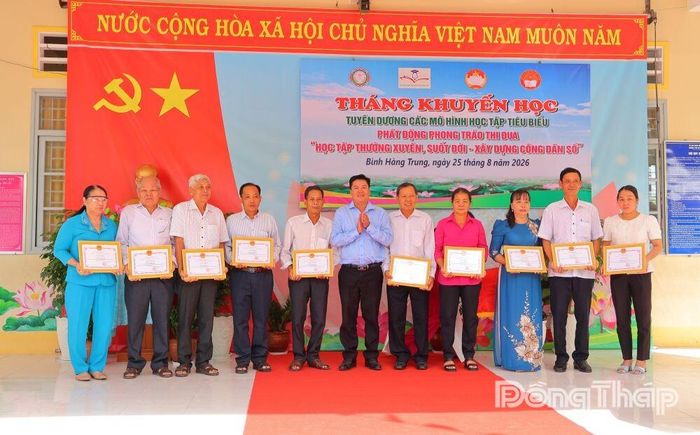 Chủ tịch UBND xã Bình Hàng Trung Huỳnh Minh Phú trao Giấy khen tuyên dương các tập thể, cá nhân tiêu biểu trong phong trào khuyến học, khuyến tài năm 2026.
