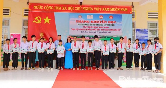 Phó Giám đốc Sở Giáo dục và Đào tạo tỉnh Đồng Tháp Huỳnh Thị Phượng và Chủ tịch UBND xã Bình Hàng Trung Huỳnh Minh Phú trao học bổng cho học sinh có hoàn cảnh khó khăn.