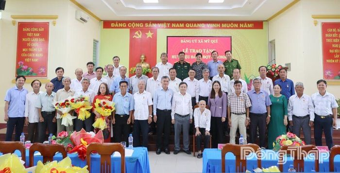 Đồng chí Phan Văn Thắng cùng đại biểu chụp ảnh lưu niệm tại buổi lễ.
