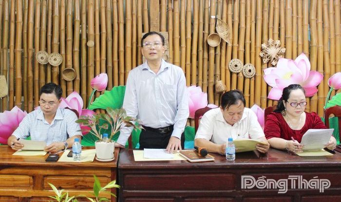 Đồng chí Tô Hoàng Khương, Trưởng Ban Kinh tế - Ngân sách phát biểu tại buổi làm việc với UBND xã Đốc Binh Kiều.