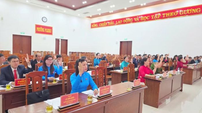  Đại biểu HĐND phường biểu quyết thông qua nghị quyết tại kỳ họp. Ảnh: Phương Thảo 