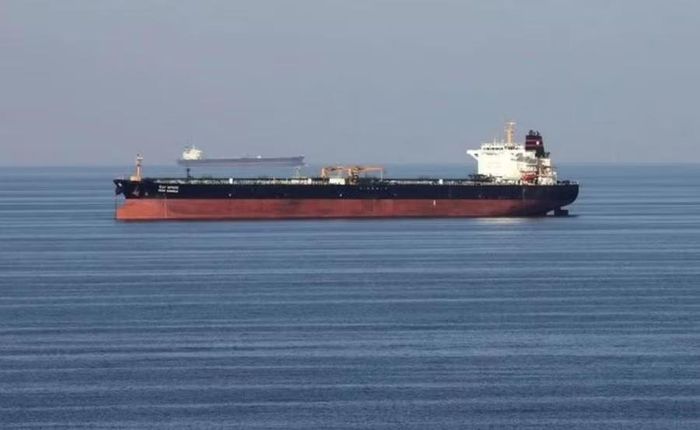  Tàu chở dầu đi qua eo biển Hormuz. Ảnh: Reuters 