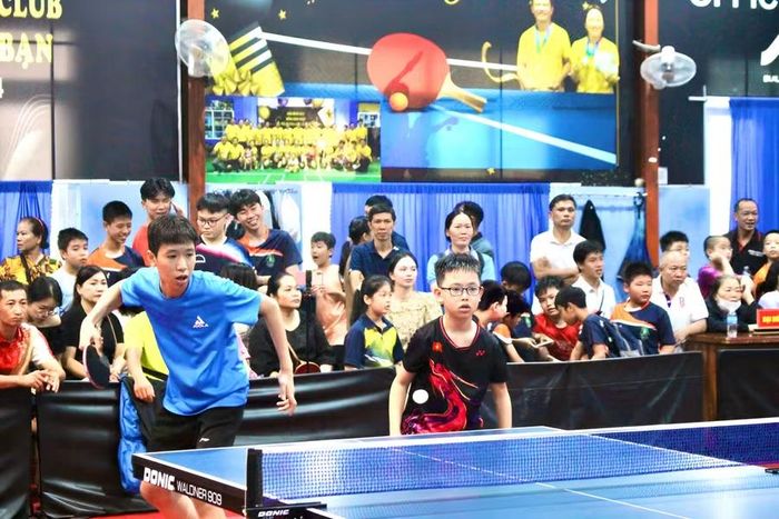 Quốc Anh cùng đồng đội thi đấu nội dung đôi nam nhóm tuổi 12-13 tại Giải Bóng bàn thanh thiếu niên, nhi đồng tranh Cúp PJICO Gia Lai lần thứ II năm 2026. Ảnh: M.C