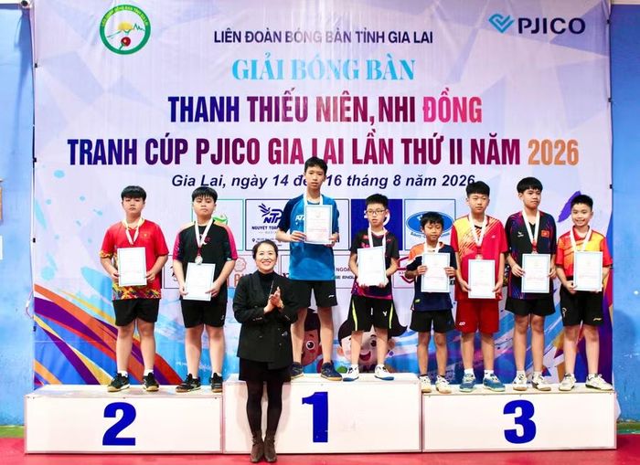 Quốc Anh cùng đồng đội giành HCV nội dung đôi nam nhóm tuổi 12-13 tại Giải Bóng bàn thanh thiếu niên, nhi đồng tranh Cúp PJICO Gia Lai lần thứ II năm 2026. Ảnh: M.C