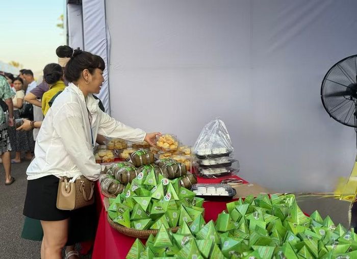 Bánh ít lá gai cùng các loại bánh dân gian khác là nét ẩm thực đặc sắc mà du khách có thể bắt gặp ở bất cứ khu chợ nào. Ảnh: Phương Vi