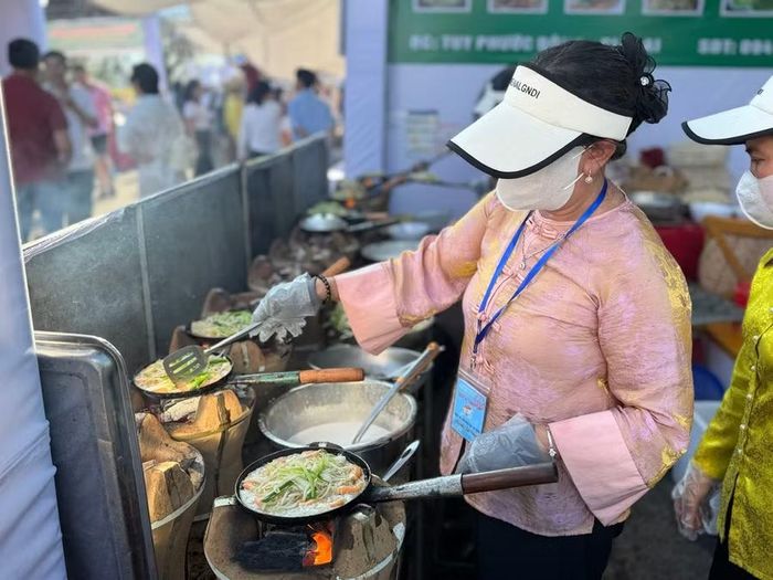 Bánh xèo tôm nhảy là món ăn dân dã hấp dẫn nhiều tín đồ ẩm thực. Ảnh: Phương Vi