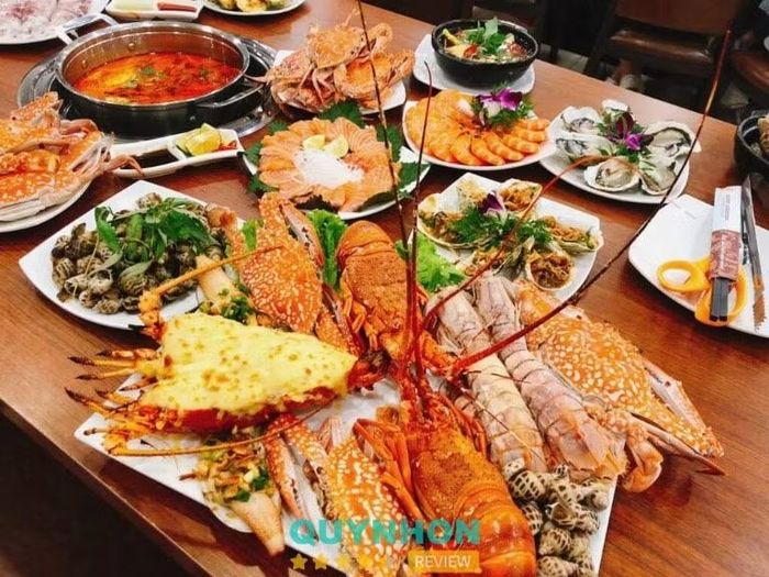 Đến Quy Nhơn, du khách không thể bỏ qua việc thưởng thức hải sản tươi sống. So với nhiều điểm du lịch khác, giá hải sản ở Quy Nhơn khá mềm, cách chế biến cũng phong phú, đa dạng, phù hợp với nhu cầu của du khách. Ảnh Quy Nhơn Review