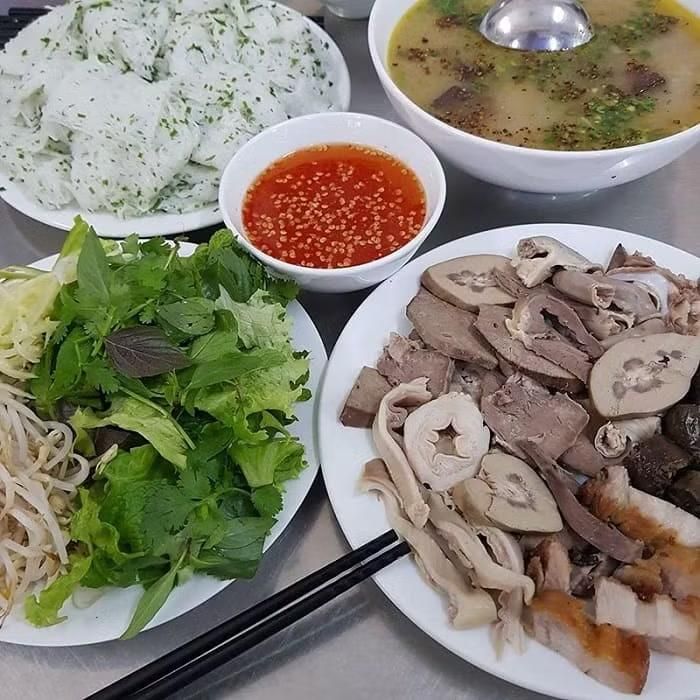 Bánh hỏi cháo lòng là món ăn sáng đặc trưng ở phố biển. Ảnh nguồn internet