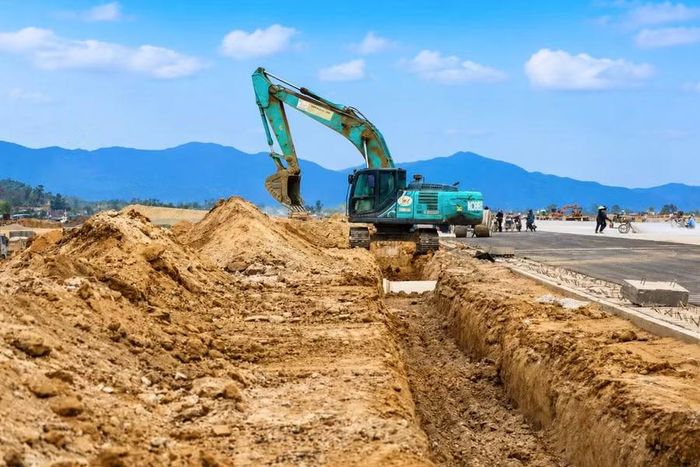 Các công đoạn cuối cùng đang được khẩn trương hoàn thiện, bảo đảm tiến độ tại đường cất hạ cánh số 2 Cảng hàng không Phù Cát. Ảnh: Hải Yến