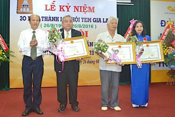 Các hội viên Hội Tem Gia Lai nhận bằng khen của Chủ tịch UBND tỉnh tại lễ kỷ niệm 20 năm ngày thành lập.