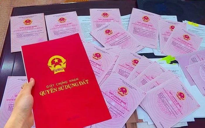 Sổ đỏ, sổ hồng đã cấp không mất giá trị pháp lý chỉ vì địa chỉ hành chính của thửa đất được đổi sang tên mới. Ảnh: Internet
