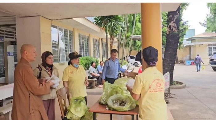  Thượng tọa Thích Đồng Giải cùng các thành viên chùa Vạn Phật trao cơm chay cho bệnh nhân, người có hoàn cảnh khó khăn tại Trung tâm Y tế Pleiku. Ảnh: ĐVCC 