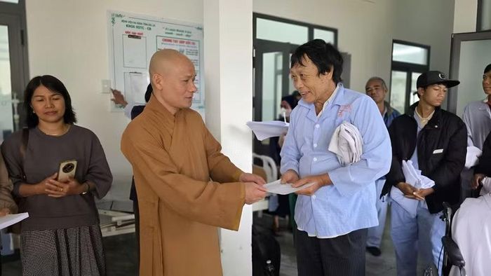  Thượng tọa Thích Đồng Giải trao quà cho bệnh nhân có hoàn cảnh khó khăn tại Bệnh viện Đa khoa Gia Lai. Ảnh: ĐVCC 
