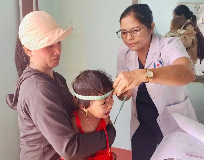Để đạt được mục tiêu kéo giảm tỷ lệ suy dinh dưỡng thấp còi xuống còn 19,6% vào cuối năm 2026, rất cần sự chung tay của các cấp, ngành. Ảnh: N.N
