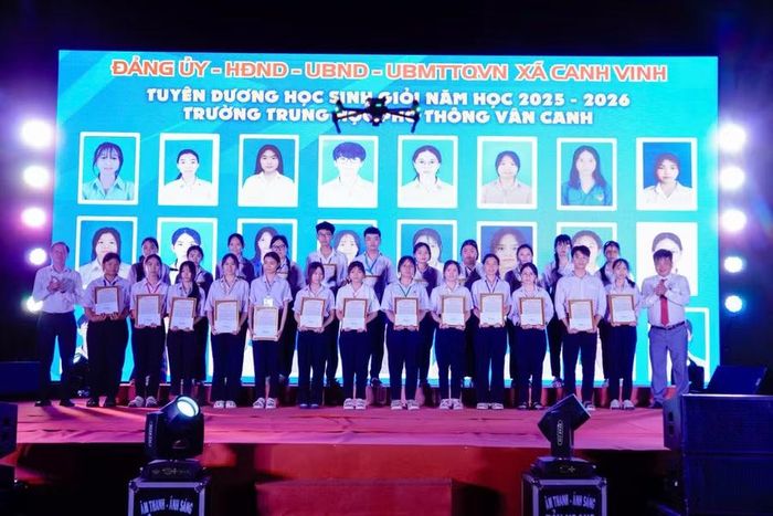  UBND xã Canh Vinh trao phần thưởng cho học sinh đạt danh hiệu học sinh giỏi, học sinh xuất sắc năm 2025-2026. Ảnh: Phan Tuấn 