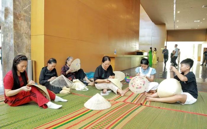  Làng nghề truyền thống nón ngựa Phú Gia hiện có khoảng 300 hộ tham gia sản xuất. Ảnh: H.V 