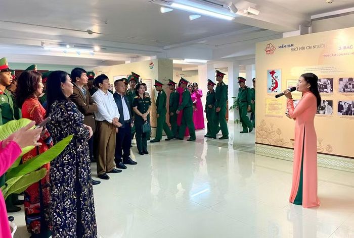  Các đại biểu tham quan triển lãm. Ảnh: Lam Nguyên 